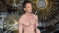 Parodi film Birdman dan Whiplash yang dilakukan oleh aktor sekaligus pembawa acara Oscar 2015, Neil Patrick Harris. Kevin Winter/Getty Images/detikFoto.