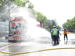 Truk Tangki Angkut 24 Ribu Liter BBM Pecah Ban dan Terbakar di Banjarnegara