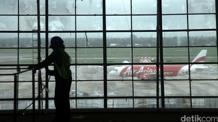 Pekerja menyelesaikan pembangunan Terminal 3 Ultimate bandara Soekarno - Hatta, Tanggerang, Banten, Rabu (24/02/2016). Terminal 3 Ultimate tahap 1 ini direncanakan akan mulai dioperasikan pada Mei 2016 dan akan beroperasi penuh pada Desember 2016. Terminal 3 Ultimate memiliki luas 331.101 Meter Persegi yang mampu menampung 25 juta penumpang pesawat setiap tahunnya. Grandyos Zafna/detikcom
