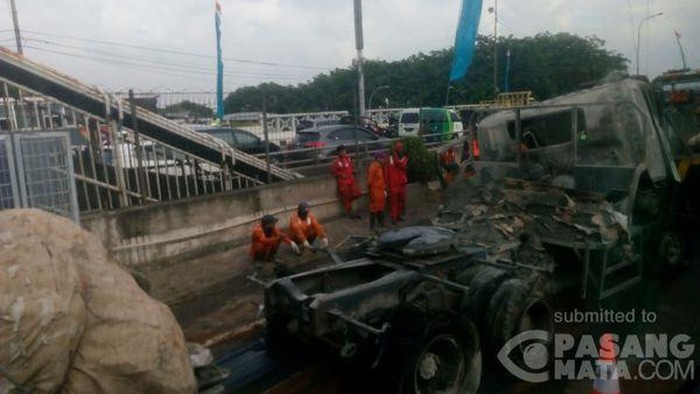 Begini Wujud Truk Semen yang Terbakar di Tol Jatinegara