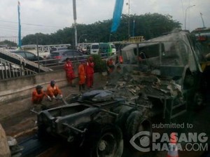 Begini Wujud Truk Semen yang Terbakar di Tol Jatinegara