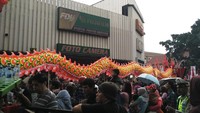 Panjang Liong yang mencapai 50 meter membuat penonton berdecak kagum. Mereka terpukau saat Liong ini pertama kali muncul dan bersiap sebelum pawai. Kekaguman mereka bertambah saat pemain Liong dengan lincah meliuk-liukkan Liong seperti sedang menari (Wahyu/detikTravel)