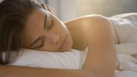 Apakah kamu selalu memakai pakaian dalam saat tidur? Sebaiknya ubah kebiasaan itu. Organ intin harus mendapatkan udara untuk menjaga agar tetap kering dan bersih. Jika menggunakan pakaian dalam saat tidur, berisiko menimbulkan lembab yang dapat memicu jamur dan peradangan pada vagina. (Foto: Thinkstock)