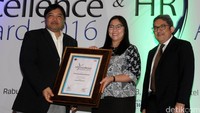 EVP Human Capital ACC Matilda Esther menerima penghargaan HR Excellence Award 2016 yang diserahkan Managing Director LM FEUI Toto Pranoto.