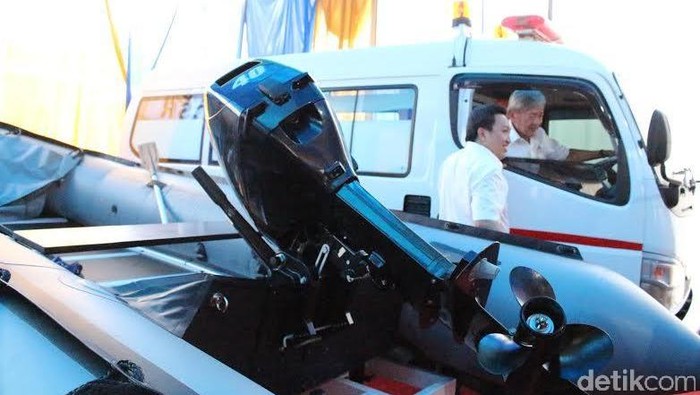 Masyarakat Tumpangpitu dapat Bantuan Ambulans dan Perahu Karet