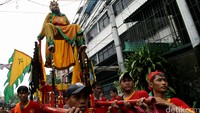 Tatung unjuk kesaktian dengan berdiri di ujung tombak.