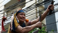 Para tatung beraksi dengan senjata tajam.