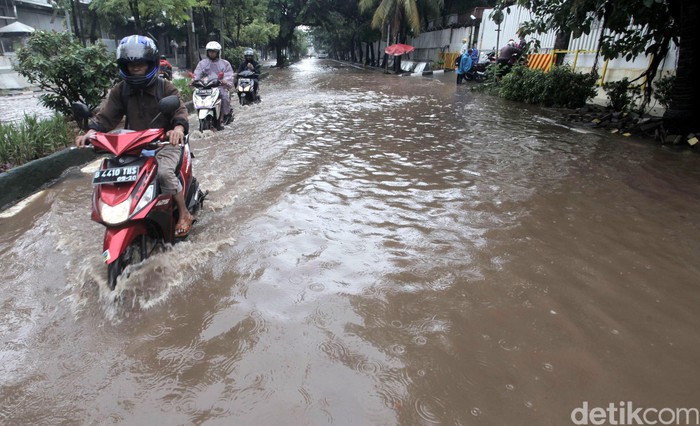 Hujan Deras, Genangan Muncul di Sudut-sudut Jakarta Raya Pagi Ini