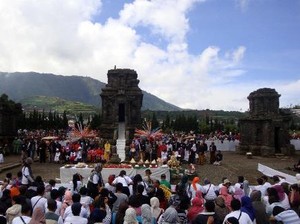 Festival Potong Rambut Gimbal Nan Unik di Dieng