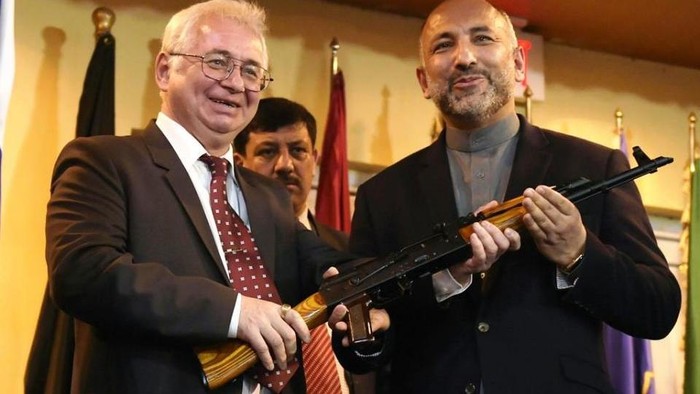 Rusia Hadiahkan 10 Ribu Senapan Kalashnikov untuk Afghanistan