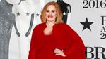Adele Elegan Bergaun Merah di BRIT Awards 2016