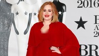 Selain berhasil membawa pulang empat piala, penampilan Adele di red carpet BRIT Awards 2016 juga mencuri perhatian. Luca Teuchmann/Getty Images/detikFoto.
