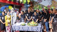 Kali ini, panggung Teater Koma akan diramaikan oleh Budi Ros sebagai Semar, didukung oleh Dorias Pribadi, Rita Matu Mona, Emanuel Handojo, Asmin Timbil, Raheli Dharmawan, Alex Fatahillah serta Daisy Lantang.