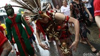 Para peserta juga menari di sepanjang jalan yang dilintasi pawai Cap Go Meh.