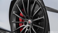 Mobil menggunakan pelek alloy GT Design dengan 15 spoke. Roda depan berukuran 19 inci, belakang 20 inci. Pelek itu dibalut dengan ban Pirelli P Zero. (Foto: McLaren).