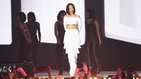Ia membawakan lagu di album barunya Anti yang bertajuk Consideration. Ian Gavan/Getty Images/detikFoto.