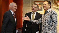 Lubomir Zaoralek (tengah) datang dengan didampingi Dubes Ceko untuk Indonesia Ivan Hotek (kiri).