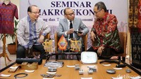 (Kiri ke kanan) Ketua Pengawas YDBA Henry Eric Wirawan, Chatib Basri dan Ketua Pengurus YDBA FX Sri Martono melihat produk kerajinan dan komponen otomotif hasil karya UKM Mitra Yayasan Dharma Bhakti Astra.