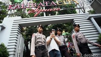 Polisi menggiring WNA tersebut.
