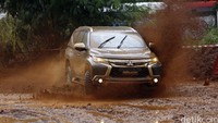 Hiroshi Masuoka menjajal Pajero Sport di medan tanah merah dan jalan berliku.