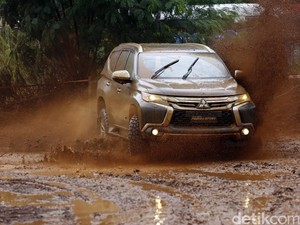 Asyiknya Bermain Lumpur dengan Pajero Sport di Kuningan