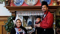 Liburan di Belanda, Raffi, Nagita dan Rafathar tak ketinggalan momen untuk berfoto dengan baju tradisional di sana. (dok. Merry)