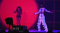Rihanna tampil maksimal setelah sebelumnya batal tampil di Grammy 2016 pada 15 Februari lalu. Ian Gavan/Getty Images/detikFoto.