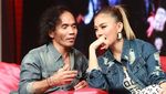 Kaka Slank dan Agnez MO Lagi Asyik Ngobrol Apa Ya?