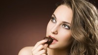 Di samping membuat orang senang, cokelat mengandung triptofan yang berkaitan dengan serotonin. Serotonin dapat membangkitkan gairah seksual. Ditambah, kandungan phenylethylamine yakni stimulan yang berkaitan dengan amfetamin, hormon yang dilepaskan otak Anda saat Anda jatuh cinta. (Foto: thinkstock)