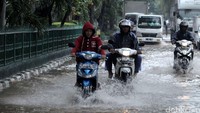 Sejumlah kendaraan bermotor menerobos banjir di kawasan Sunter, Jakarta Utara, Kamis (25/02/2016).