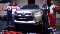 (Kiri ke kanan) Rifat Sungkar, Hiroshi Masuoka, Rizal Sungkar, dan Akbar Hadianto foto bersama All New Pajero Sport.