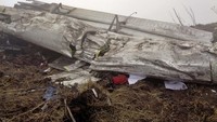 Pesawat turboprop Twin Otter tersebut ditemukan jatuh dan menabrak gunung di distrik Myagdi, Nepal bagian barat. Keseluruhan 23 penumpang dan kru di dalam pesawat kecil tersebut tewas. REUTERS/Santosh Gautam.
