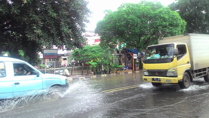 Jalan di Kelapa Gading ini Tergenang, Warga Menanti Pasukan Oranye