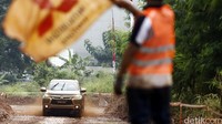 Hiroshi Masuoka menjajal mobil yang banderol mulai Rp 495 juta hingga Rp 623 juta itu di sirkuit offroad buatan sejauh 1,2 km di kawasan Kuningan, Jakarta.