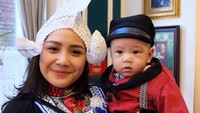 Nagita dan Rafathar kenakan baju trandisional Belanda. (dok. Merry)