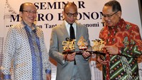 Chatib Basri menerima wayang dari Yayasan Dharma Bhakti Astra.