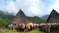 Budaya di Wae Rebo pun masih kental. Yakni adanya upacara adat yang bernama Ritus Upacara Penti. Upacara ini merupakan bentuk syukur masyarakat kepada Tuhan dan roh leluhur terhadap semua bentuk harapan yang diterima selama satu tahun yang telah dilewati. Selain itu juga ada Tarian Caci, yang merupakan salah satu bentuk refleksi dari kebudayaan dan kehidupan warga Wae Rebo. Foto: (Shafa/detikTravel)