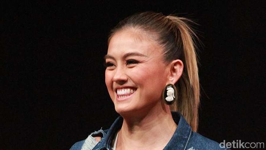 Cincin Emas di Jari Manis Agnez MO