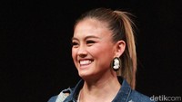 Pada 2015, Agnez MO juga mengenakan cincin yang sama dengan pebasket Wijaya Saputra. Pool/Gus Mun/detikFoto.