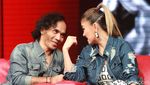 Kaka Slank dan Agnez MO Lagi Asyik Ngobrol Apa Ya?