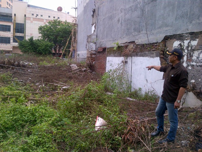 Ini Semak-semak dan Rumah Kosong yang Diduga Jadi Sarang Ular Piton