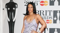 Penampilan Rihanna di red carpet BRIT Awards 2016. Luca Teuchmann/Getty Images/detikFoto.