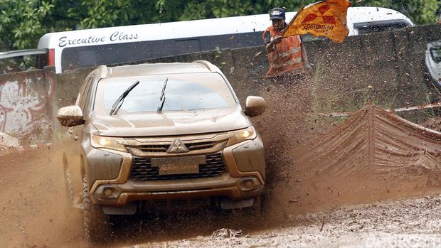 Entar bisa setangguh ini ya dek? Mitsubishi Pajero Sport