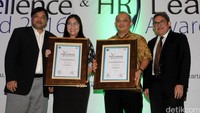 Chief Human Capital ACC Siswadi dan EVP Human Capital Matilda Esther menerima penghargaan HR Excellence Award 2016 yang diserahkan Managing Director LM FEUI Toto Pranoto disaksikan Pemimpin Redaksi Majalah SWA Kemal Effendi Gani, Jakarta, Rabu (24/2).