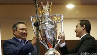 Presiden Ke-6 Indonesia Susilo Bambang Yudhoyono mengangkat piala yang akan diperebutkan oleh para peserta turnamen.