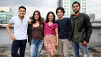Sebuah drama remaja tunanetra dan polemik hidup antara empat sekawan bernama Magenta, Marun, Jingga, dan Nila dikemas dengan sangat baik oleh wanita yang lahir pada 30 Juli 1977 itu.