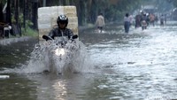 Sejumlah titik di Ibukota mulai banjir. Salah satunya, banjir mulai menyapa kawasan Sunter.