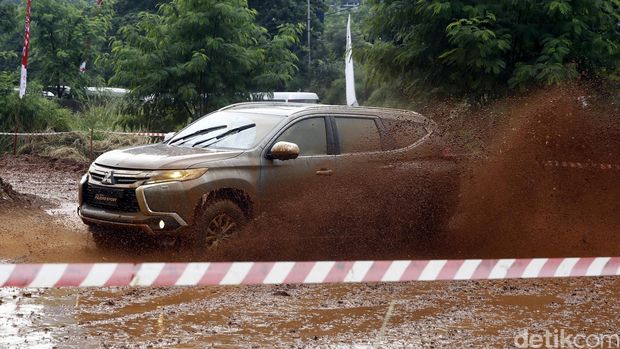 All New Pajero Sport resmi diperkenalkan di Indonesia. Pereli Dakar asal Jepang, Hiroshi Masuoka datang ke Indonesia untuk memperlihatkan ketangguhan Pajero Sport.