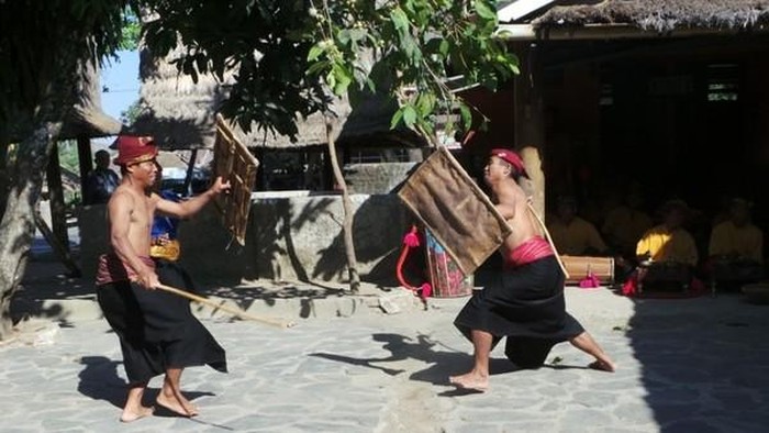 Turis Bule Ikut Adu Ketangkasan ala Gladiator di Lombok Tengah
