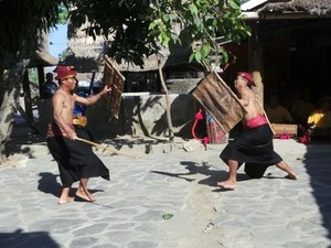 Turis Bule Ikut Adu Ketangkasan ala Gladiator di Lombok Tengah
